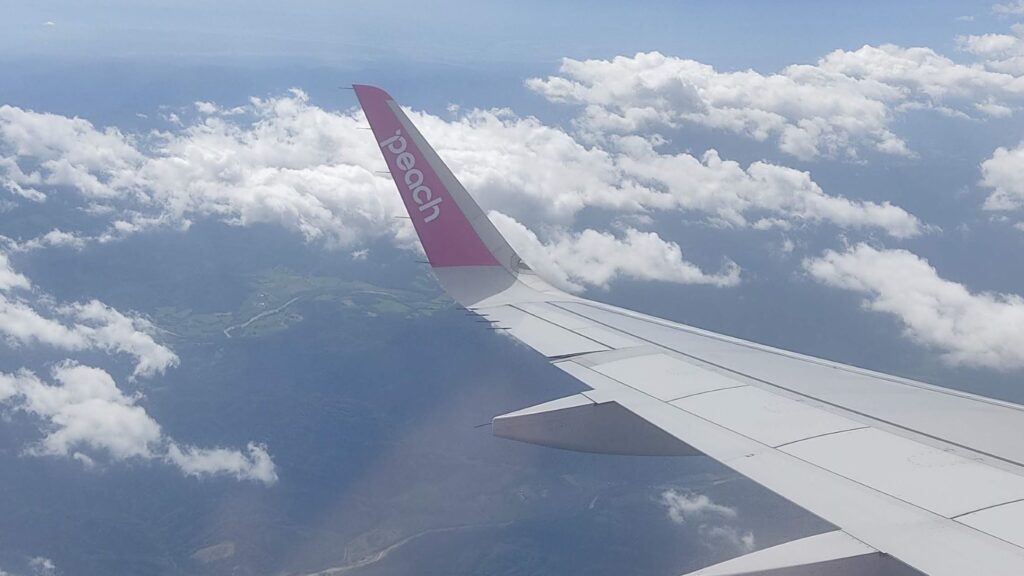 飛行機の窓から撮影した翼と空